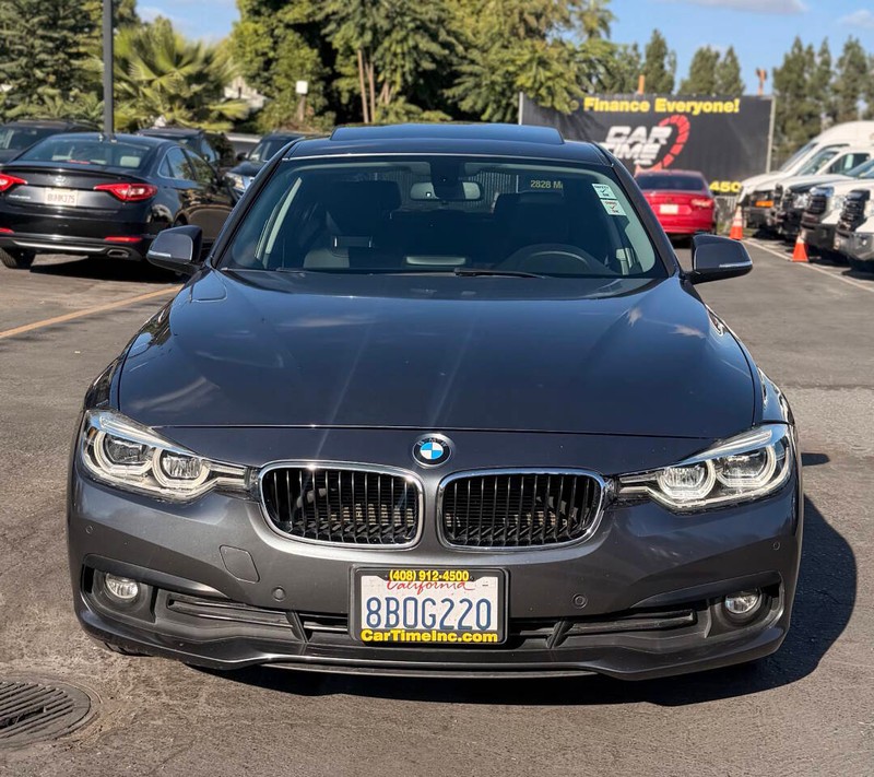 BMW 3 Series Vehicle Full-screen Gallery Image 03