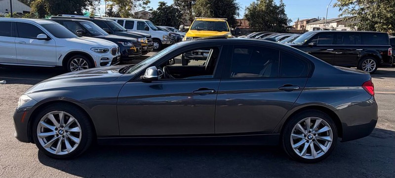 BMW 3 Series Vehicle Full-screen Gallery Image 04