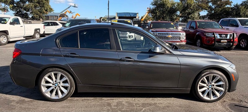BMW 3 Series Vehicle Full-screen Gallery Image 05