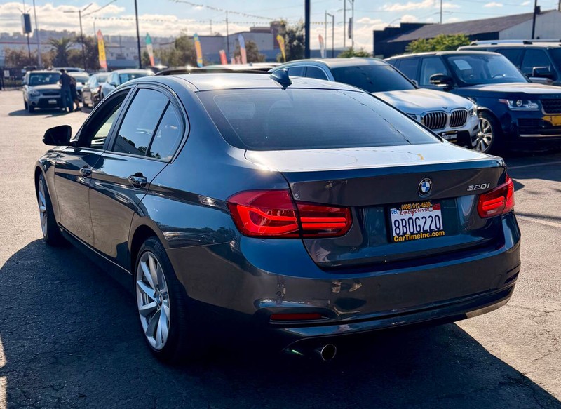 BMW 3 Series Vehicle Full-screen Gallery Image 06