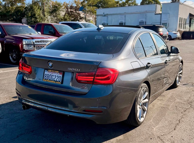 BMW 3 Series Vehicle Full-screen Gallery Image 08