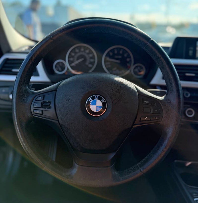 BMW 3 Series Vehicle Full-screen Gallery Image 09