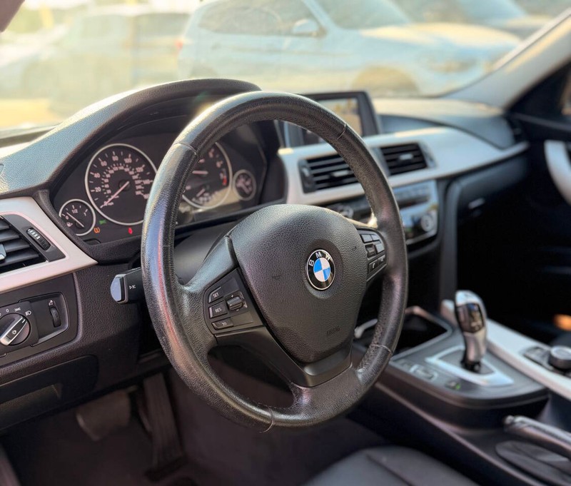 BMW 3 Series Vehicle Full-screen Gallery Image 10