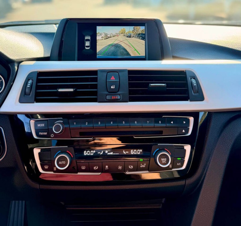 BMW 3 Series Vehicle Full-screen Gallery Image 11