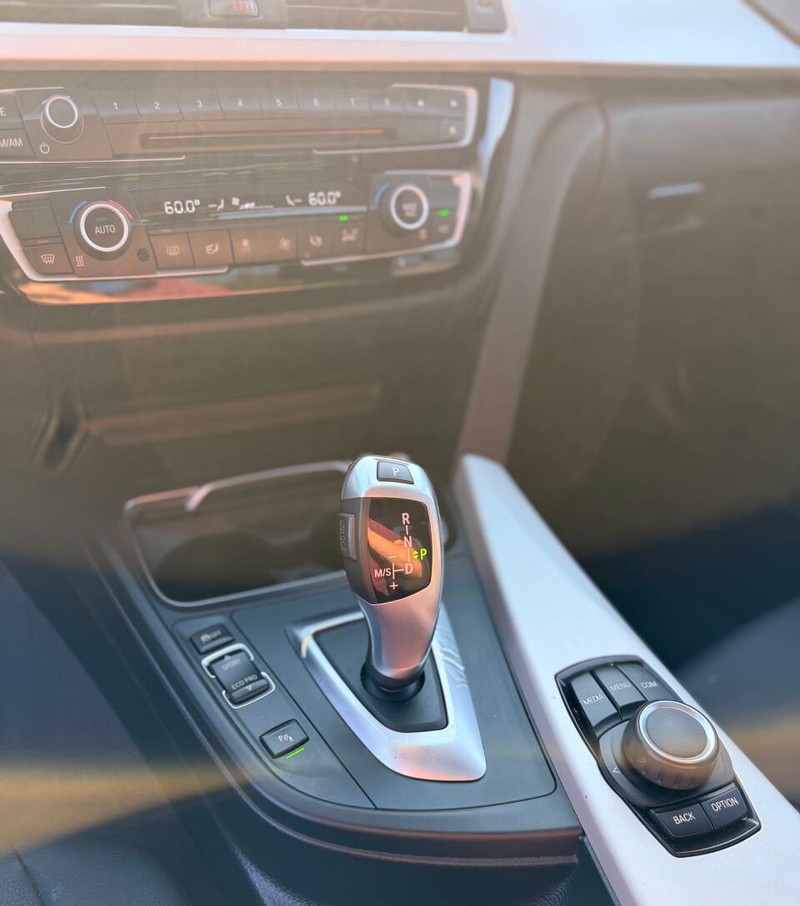 BMW 3 Series Vehicle Full-screen Gallery Image 12