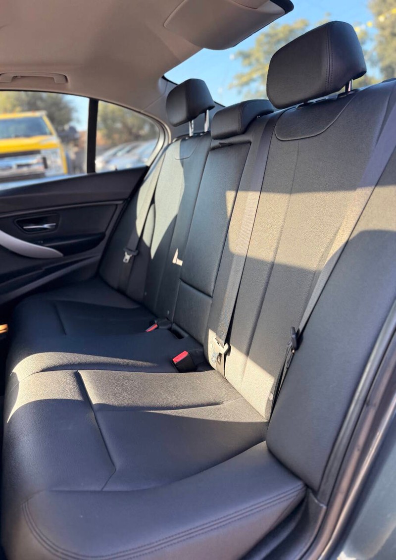 BMW 3 Series Vehicle Full-screen Gallery Image 13