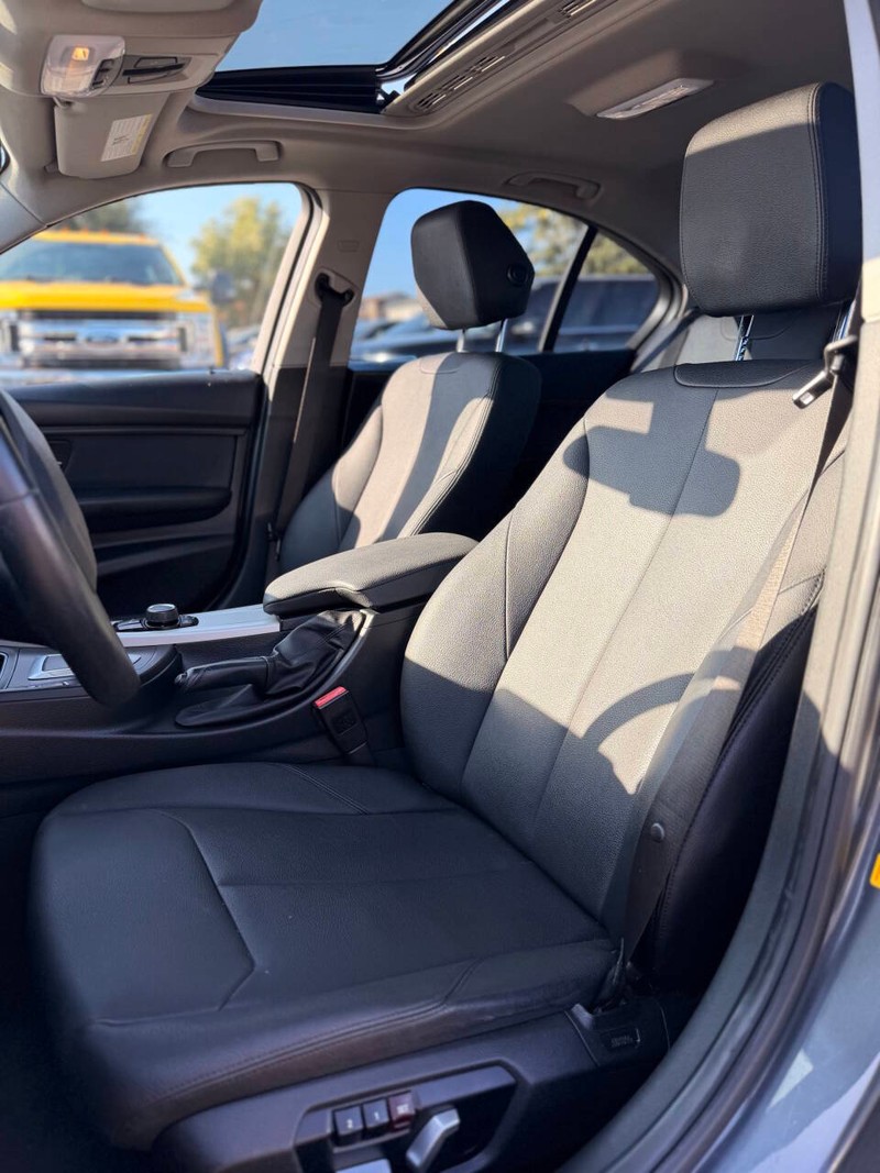 BMW 3 Series Vehicle Full-screen Gallery Image 15