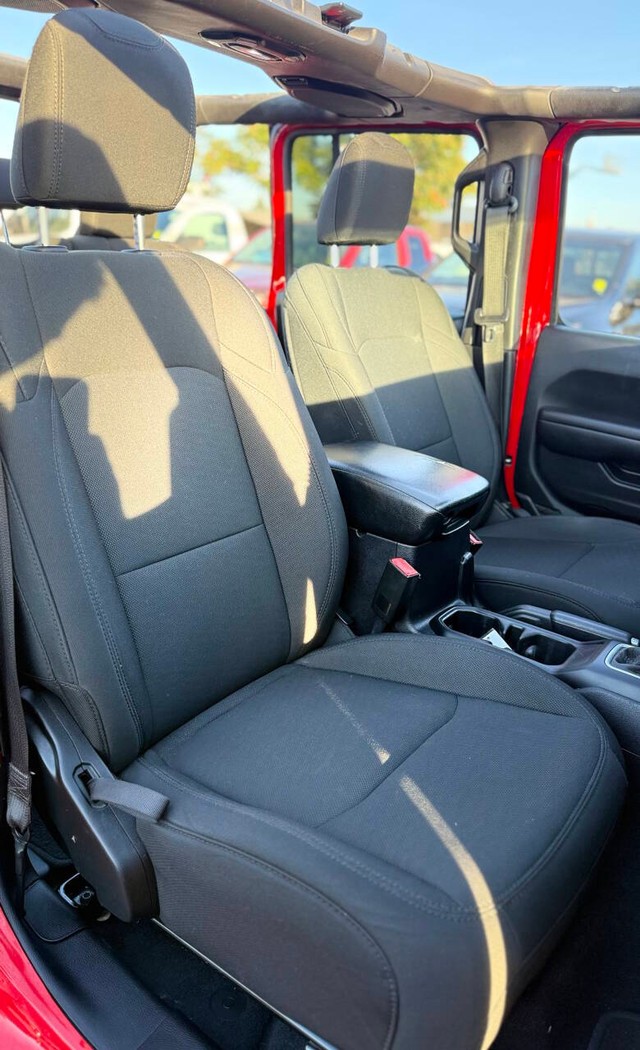 Jeep Wrangler Unlimited Vehicle Full-screen Gallery Image 11