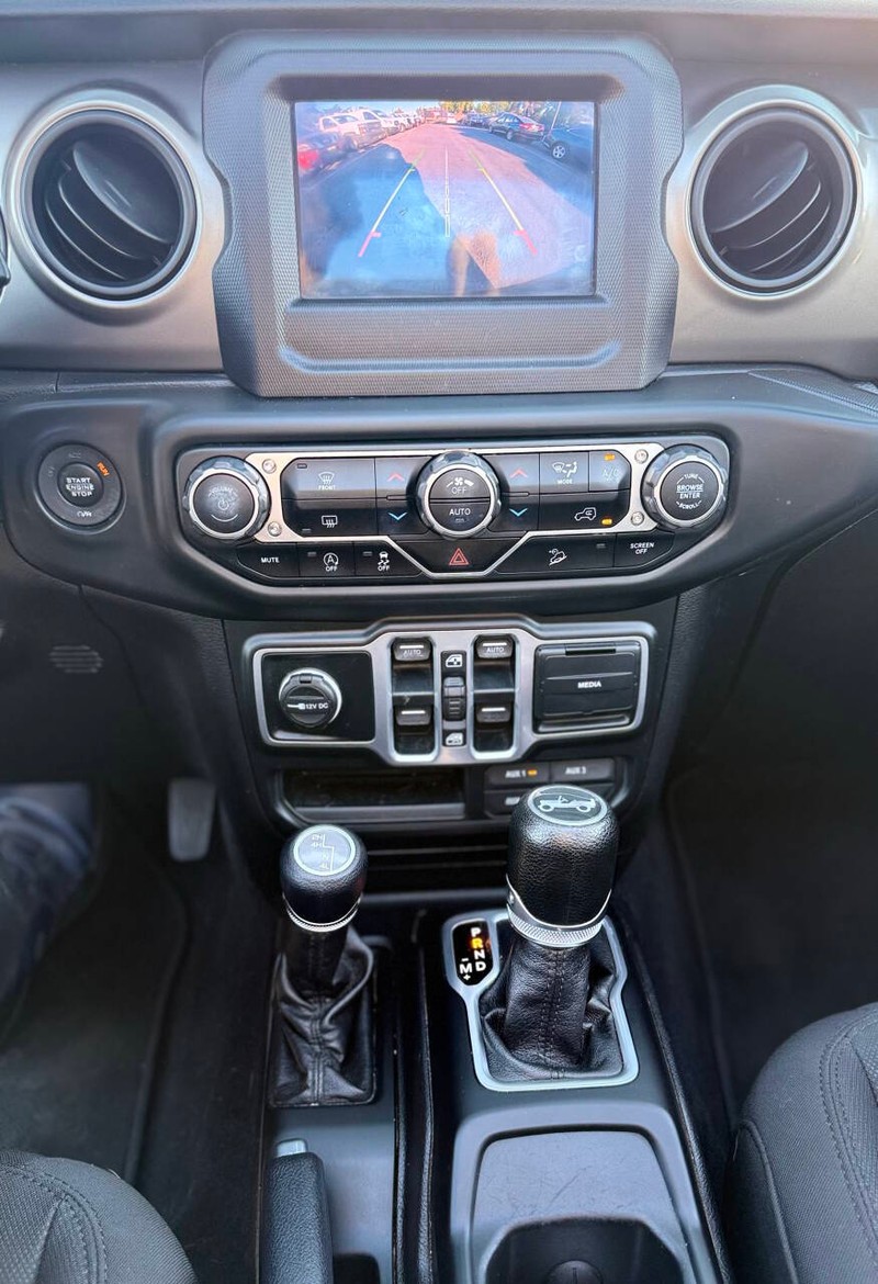 Jeep Wrangler Unlimited Vehicle Full-screen Gallery Image 08