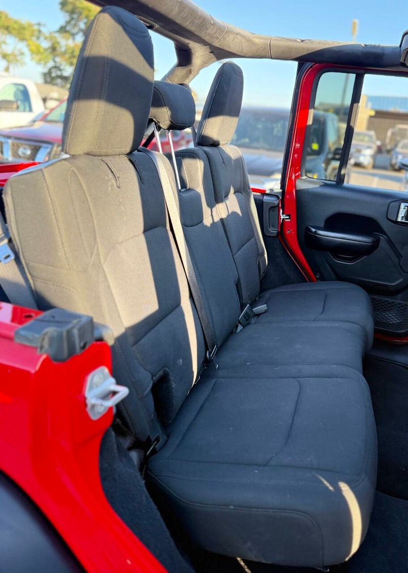 Jeep Wrangler Unlimited Vehicle Full-screen Gallery Image 13