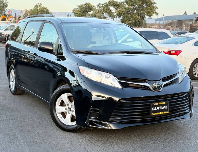Toyota Sienna Vehicle Full-screen Gallery Image 02