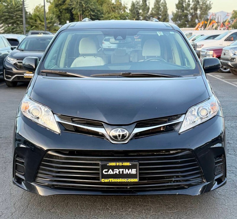 Toyota Sienna Vehicle Full-screen Gallery Image 03