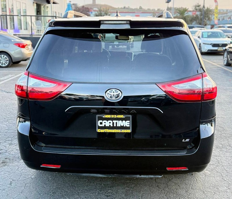 Toyota Sienna Vehicle Full-screen Gallery Image 05