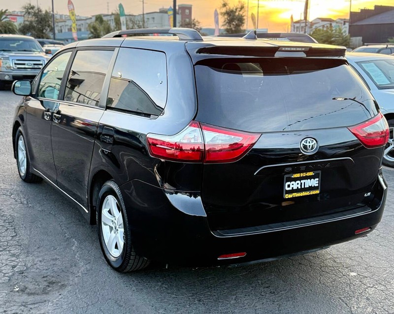 Toyota Sienna Vehicle Full-screen Gallery Image 06