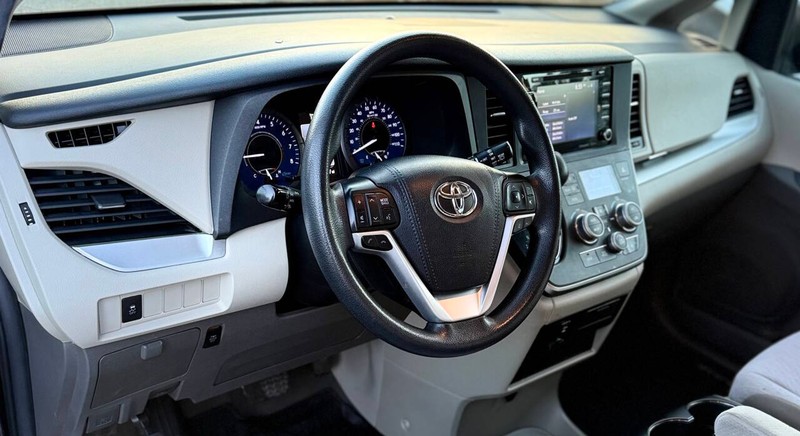 Toyota Sienna Vehicle Full-screen Gallery Image 07