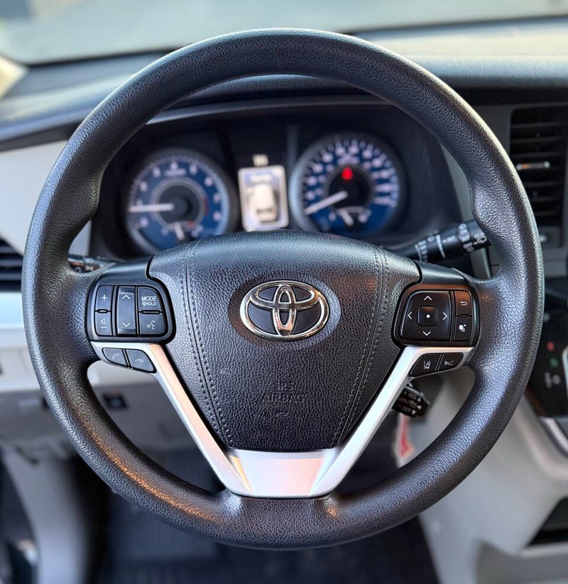 Toyota Sienna Vehicle Full-screen Gallery Image 08
