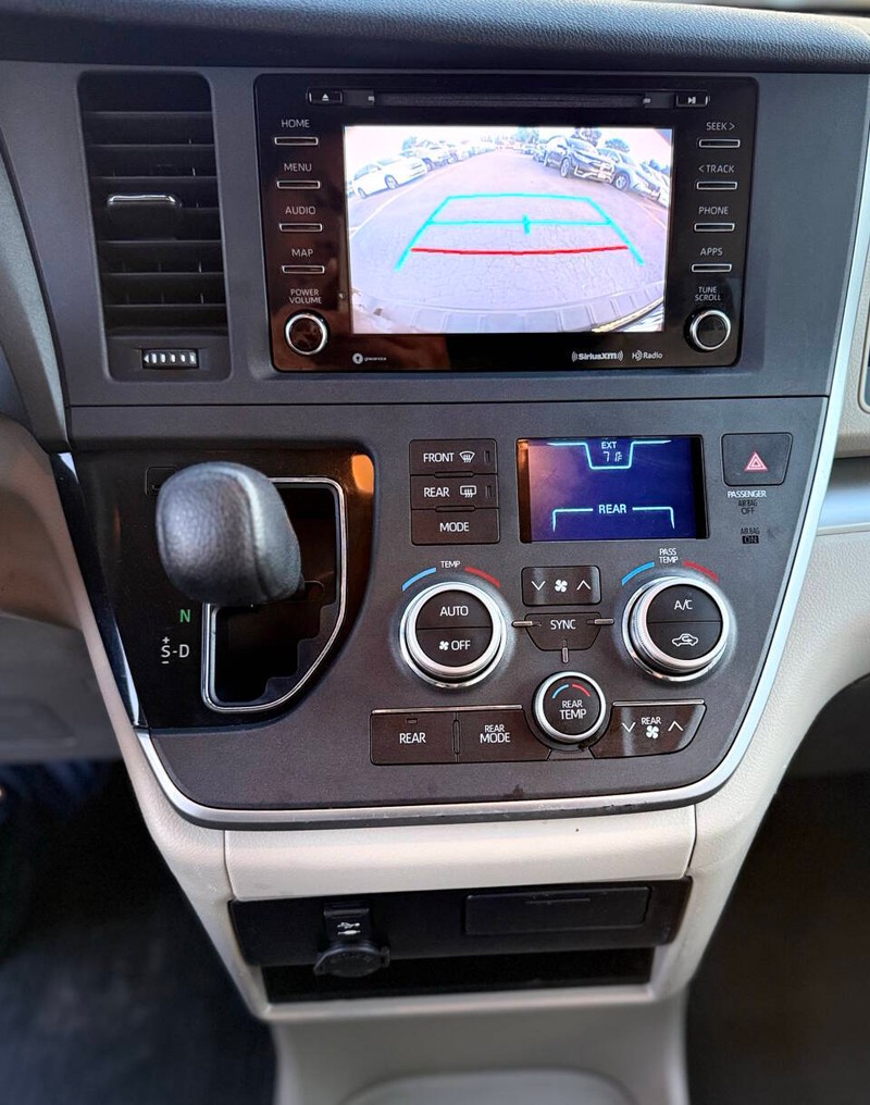 Toyota Sienna Vehicle Full-screen Gallery Image 09