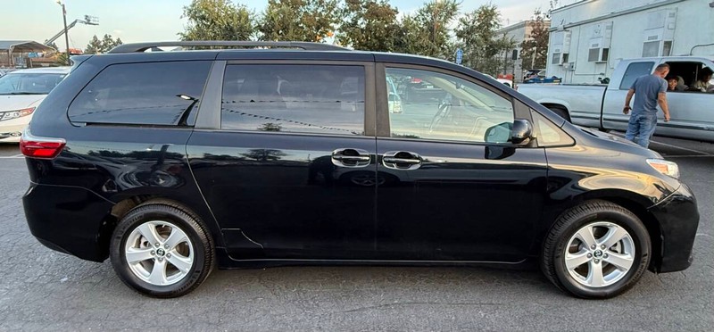 Toyota Sienna Vehicle Full-screen Gallery Image 11