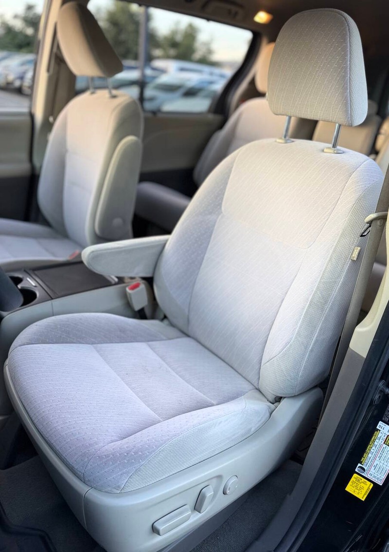 Toyota Sienna Vehicle Full-screen Gallery Image 12