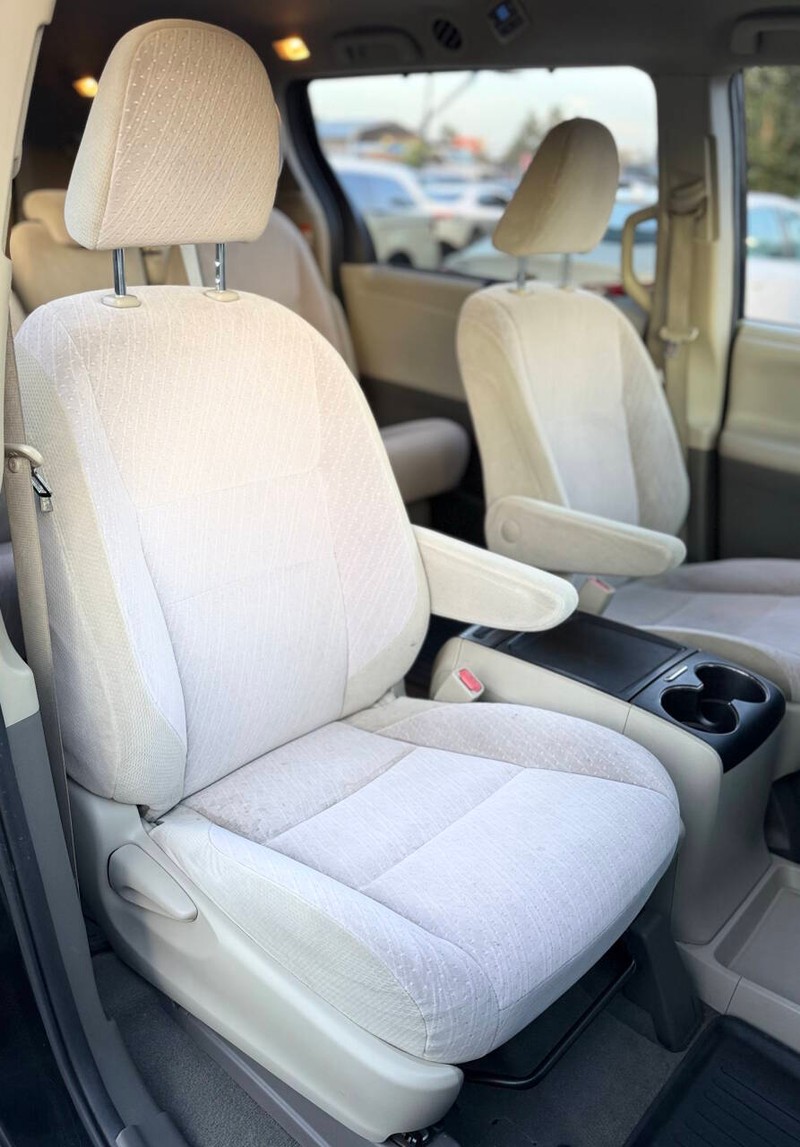 Toyota Sienna Vehicle Full-screen Gallery Image 13