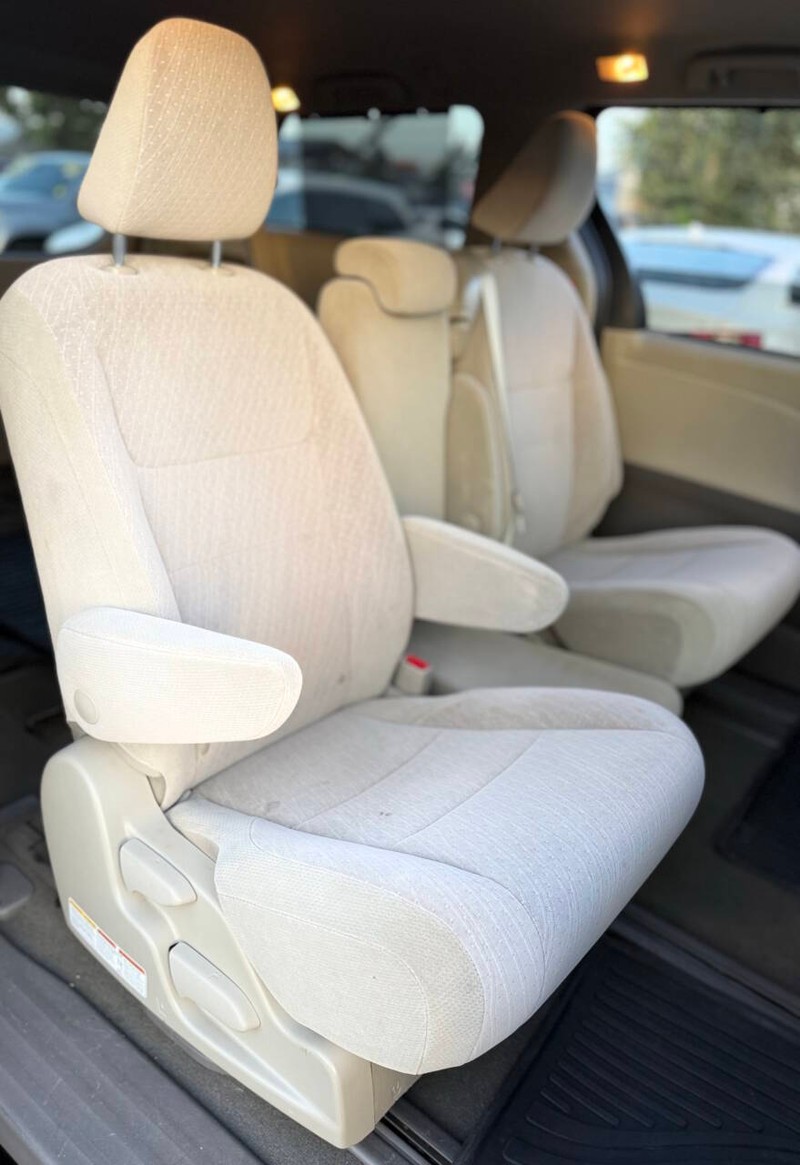 Toyota Sienna Vehicle Full-screen Gallery Image 14