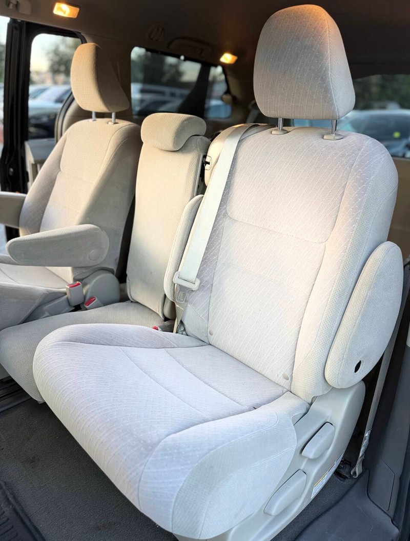 Toyota Sienna Vehicle Full-screen Gallery Image 15