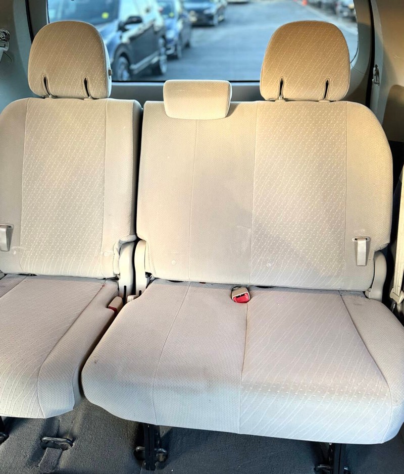 Toyota Sienna Vehicle Full-screen Gallery Image 16