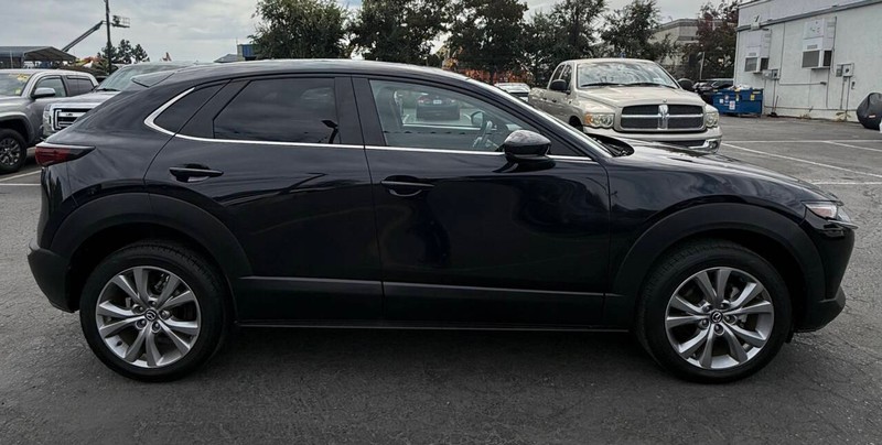 Mazda CX-30 Vehicle Full-screen Gallery Image 09