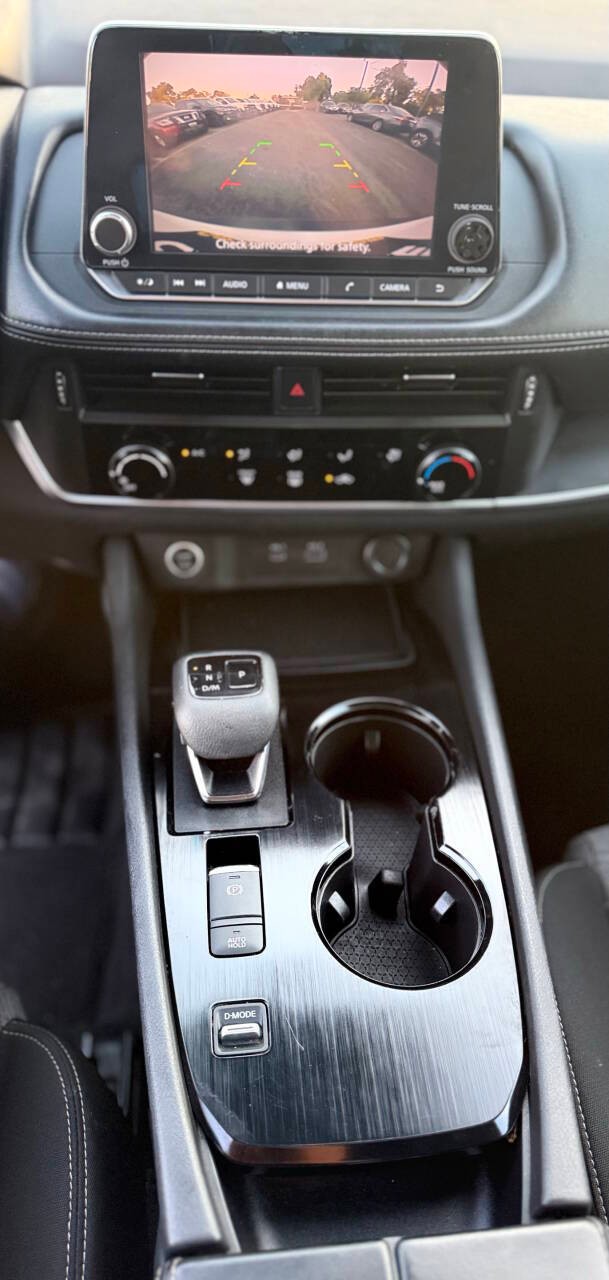 Nissan Rogue Vehicle Full-screen Gallery Image 11