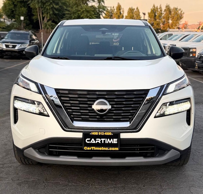 Nissan Rogue Vehicle Full-screen Gallery Image 02