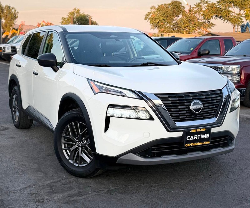 Nissan Rogue Vehicle Full-screen Gallery Image 03