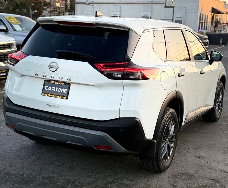 Nissan Rogue Vehicle Full-screen Gallery Image 04