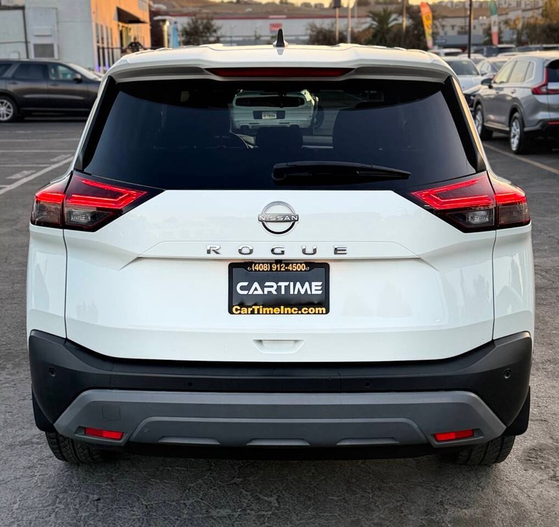 Nissan Rogue Vehicle Full-screen Gallery Image 05