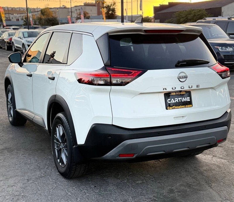Nissan Rogue Vehicle Full-screen Gallery Image 06