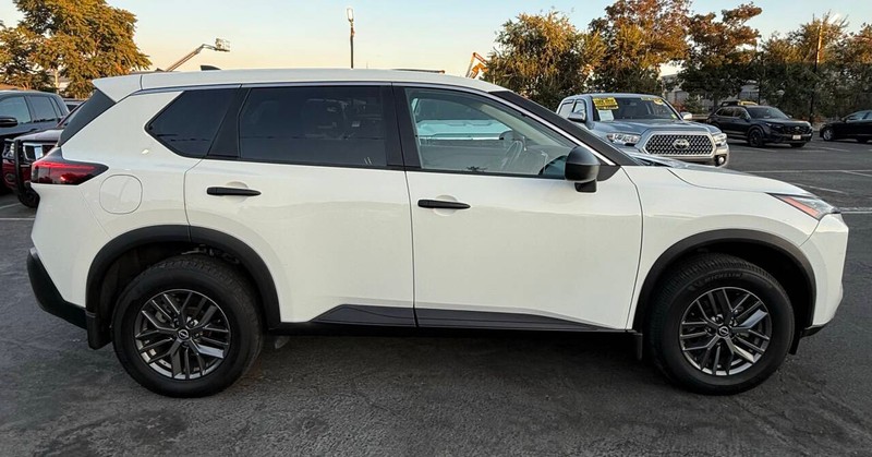 Nissan Rogue Vehicle Full-screen Gallery Image 07