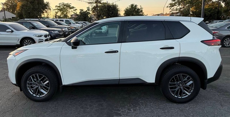 Nissan Rogue Vehicle Full-screen Gallery Image 08