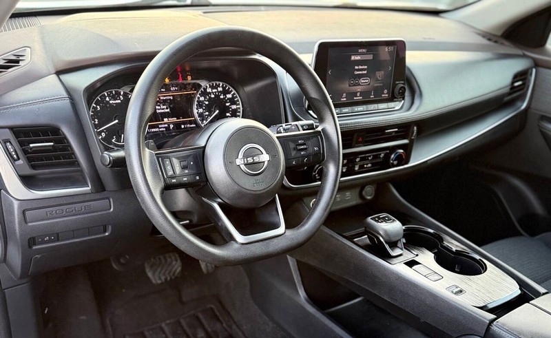 Nissan Rogue Vehicle Full-screen Gallery Image 09