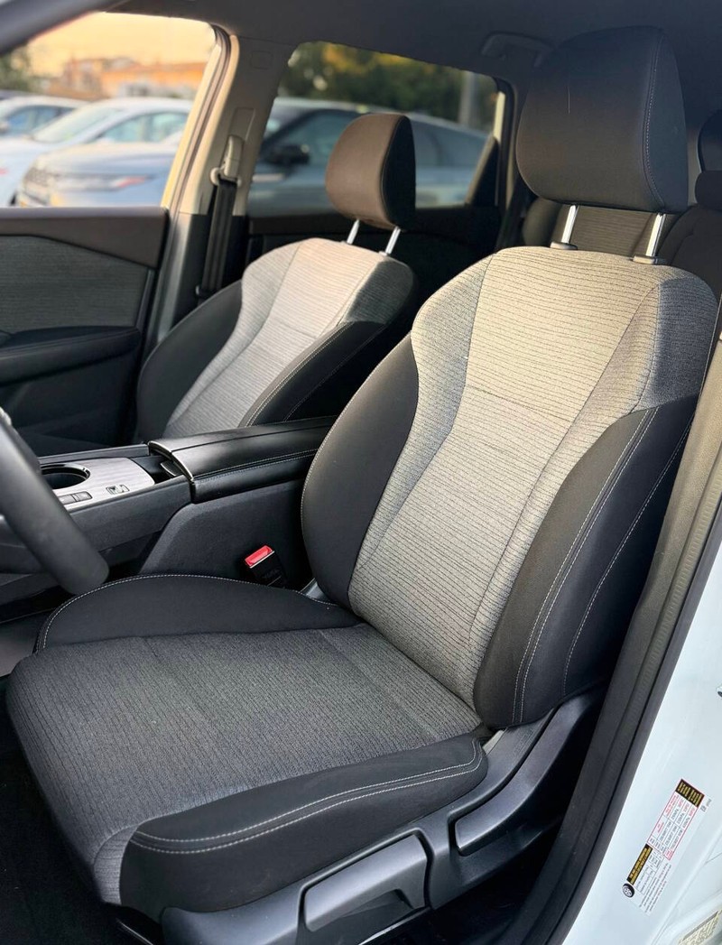 Nissan Rogue Vehicle Full-screen Gallery Image 12