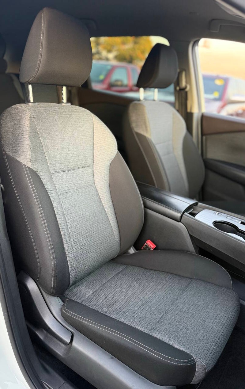 Nissan Rogue Vehicle Full-screen Gallery Image 14