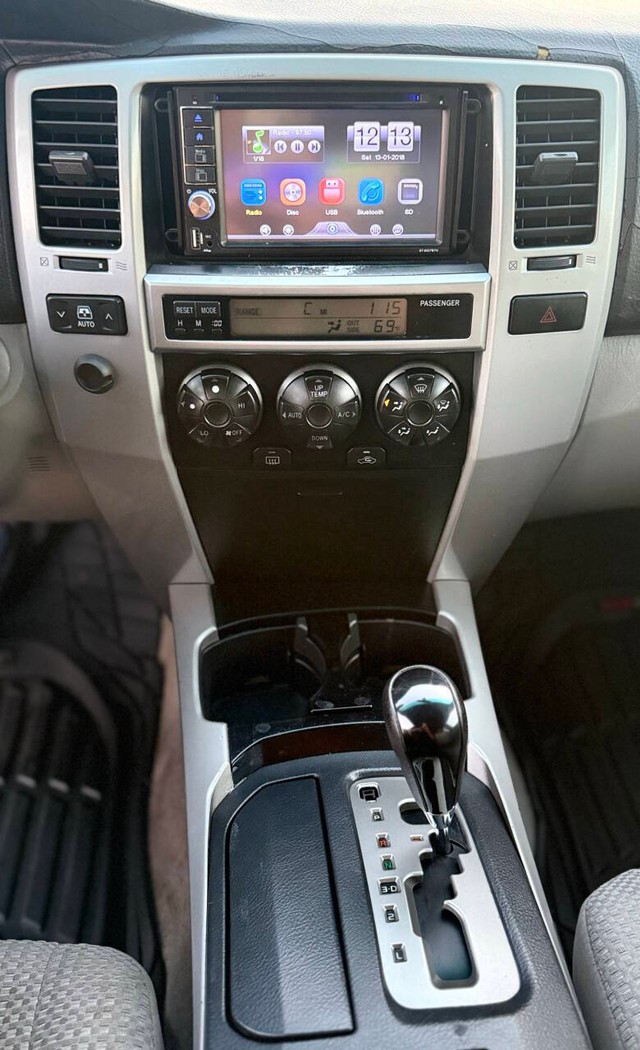 Toyota 4Runner Vehicle Full-screen Gallery Image 10