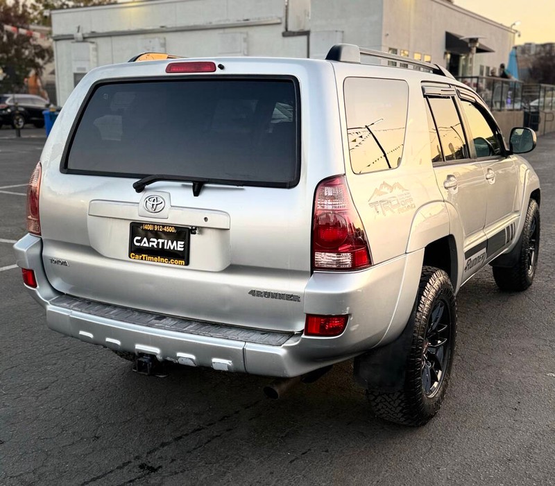 Toyota 4Runner Vehicle Full-screen Gallery Image 04