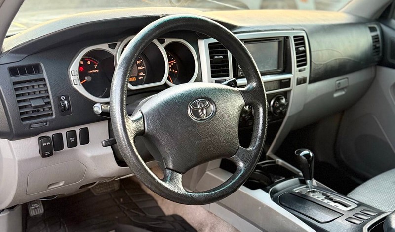 Toyota 4Runner Vehicle Full-screen Gallery Image 07
