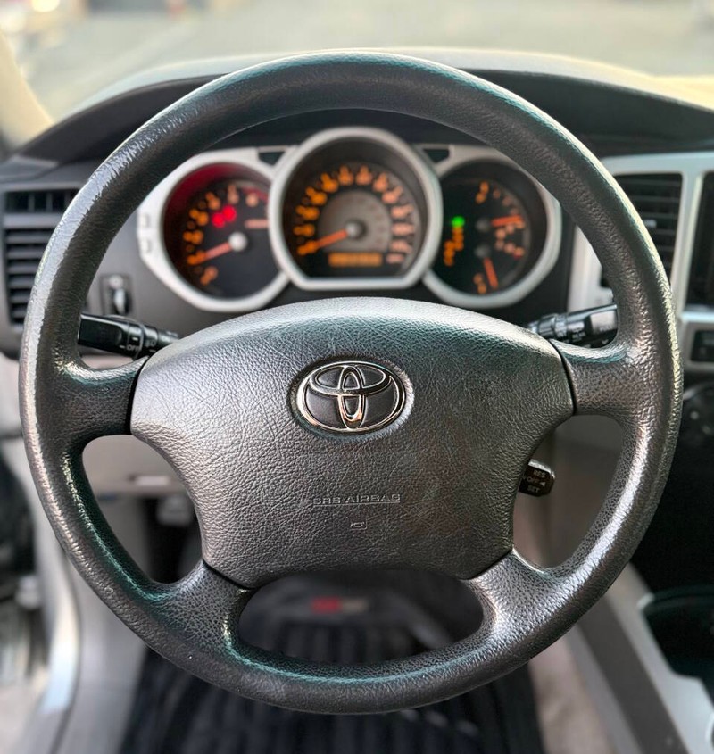 Toyota 4Runner Vehicle Full-screen Gallery Image 08
