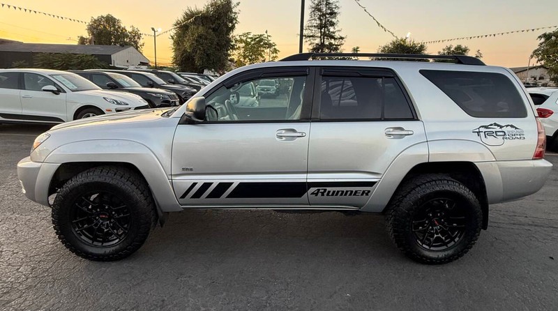 Toyota 4Runner Vehicle Full-screen Gallery Image 09