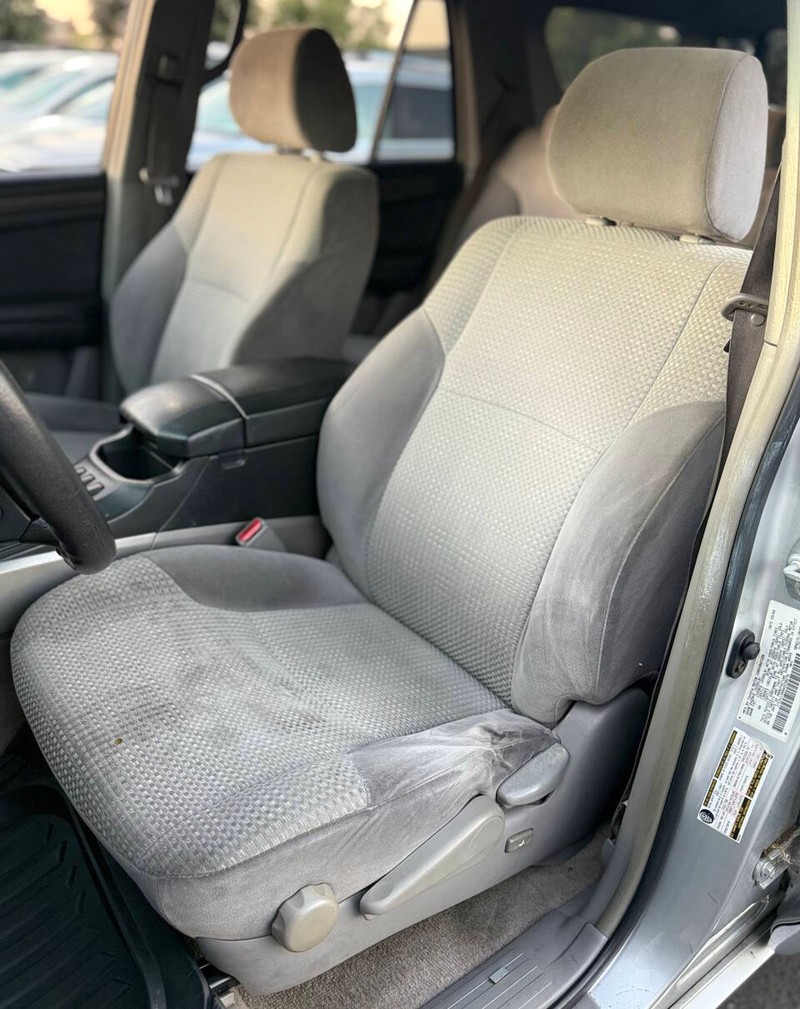 Toyota 4Runner Vehicle Full-screen Gallery Image 11