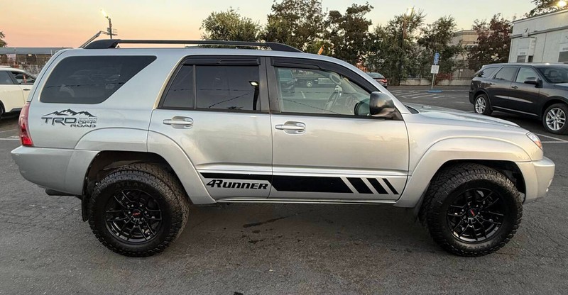 Toyota 4Runner Vehicle Full-screen Gallery Image 12