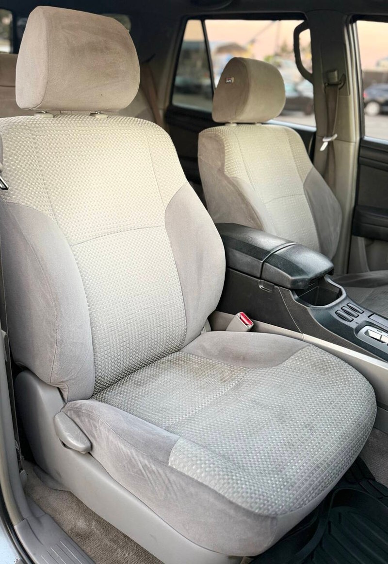 Toyota 4Runner Vehicle Full-screen Gallery Image 13