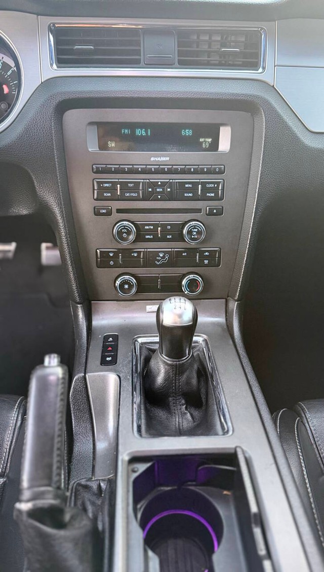 Ford Mustang Vehicle Full-screen Gallery Image 10