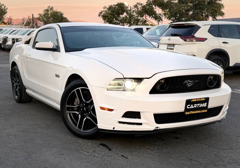 Ford Mustang Vehicle Full-screen Gallery Image 02