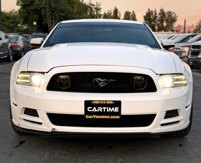 Ford Mustang Vehicle Full-screen Gallery Image 03